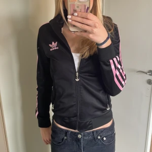 Addidas zip - Addidas zip up i sällsynt modell, älskar passformen! ❗️det blev fel vid budgivningen så ni kan fortfarande köpa den❗️