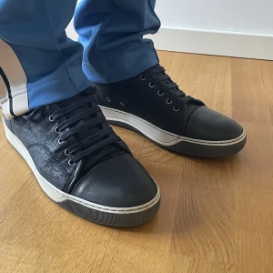 Lavin skor  - Säljer dessa feta skor då de inte kommer till andväning, lite av gummit har spruckit lite på ena sidan där med de billiga priset. Kom privat för frågor eller fler bilder. Dust bag medkommer