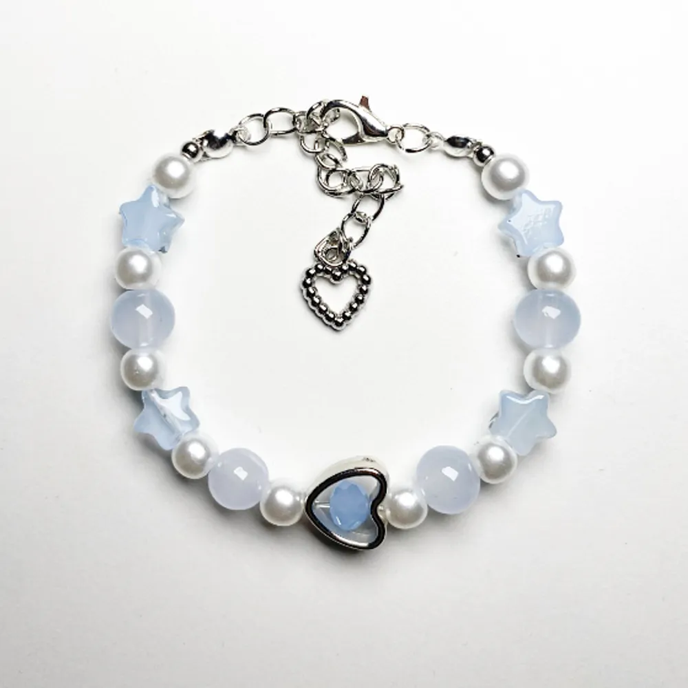 Ett armband gjort av blåa glaspärlor & vita pärlor💕. Accessoarer.