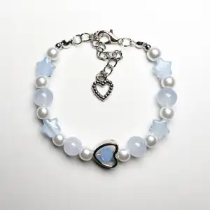 Ett armband gjort av blåa glaspärlor & vita pärlor💕