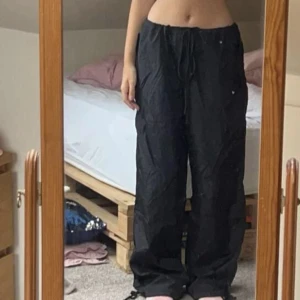 Low Rise parachute pants - (Lånad bild). Knappt använda!🩶
