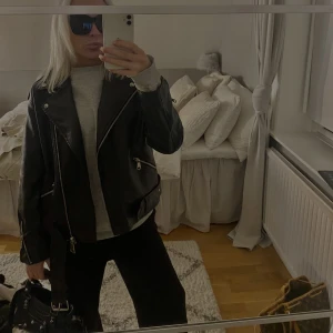 Skinnjacka  - Skinnjacka från missguided i storlek S, passar även M. Använd men inga defekter🫶