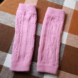 babyrosa benvärmare  - Mönstrade benvärmare i fint skick, köpta på plick. Stretchiga. Ca 31,5 cm långa. Kan fixa bild på vid intresse. 