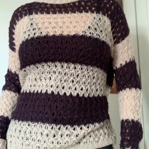 Stickad tröja/pullover  - Mjuk och skön lila/beige stickad tröja. Fungerar jättebra som en pullover men är även väldigt snygg med bara en topp under.