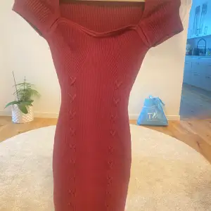 Röd stickad klänning från Guess. Fina detaljer på klänningen! 