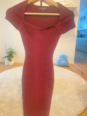 Röd klänning Guess - Röd stickad klänning från Guess. Fina detaljer på klänningen! 