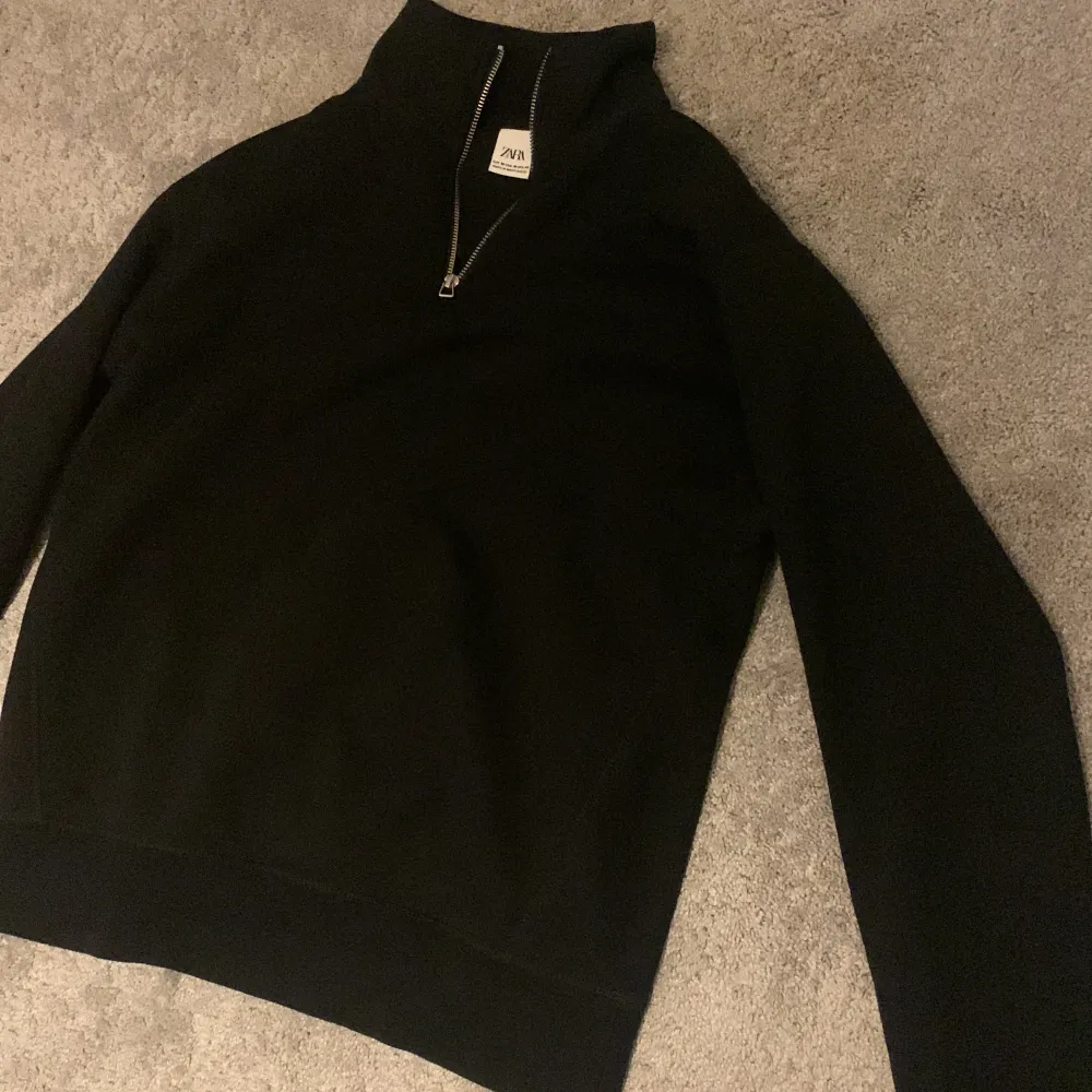 Väldigt fin half zip tröja. Kommer ifrån Zara och är i size M. Riktigt bra skick och nästan helt ny. Hör av dig för mer frågor. . Hoodies.