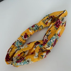Hårband  - Blommigt hårband från GinaTricot, mycket sparsamt använd.