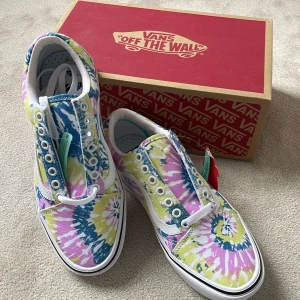 Vans  - Tiedye/rengbogia skor aldrig använda. 