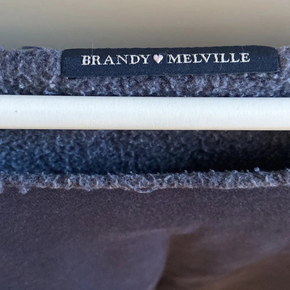 Säljer min jättefina mörkblåa croppade Brandy Melville hoodie/svettiströja! Superfint skick och passar till allt! Jätte skön och mysig.. Hoodies.