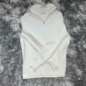 Halv zip  - Säljer min halv zip från zara för att den inte kommer till användning. Haft denna i ungefär 4 månader men den är använd bara 5-6 gånger. Nypris 500kr, skick 9,5/10. Hör av er vid frågor eller bilder