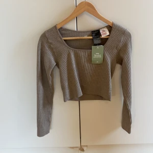Beige långärmad träningströja - Jättefin träningströja från H&M, aldrig använd och är därav i fint skick. Kan användas för vanlig användning men är egentligen en träningströja. 