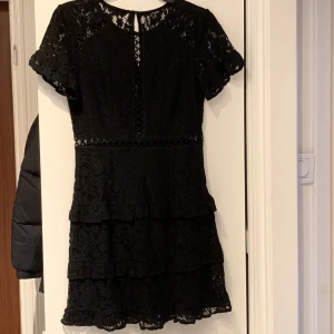 Svart klänning  - Svart klänning från Divided.  Otroligt fin på :)  Storlek 36/38 Jag har klippt bort lappen och är osäker på storleken. Min storlek är oftast 38, beroende på plagg. Jag kan ha denna klänning men den sitter tight över bröst och magen pga mina kurvor