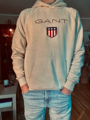 Gant hoddie - Gant hoddie ljus beige,bra skick knappt använd, dom som gillar mer Stockholm stil är den här hoddie jätte bra och jätte skön hoddie.