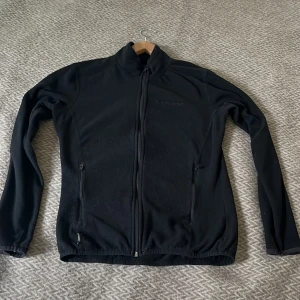 SvartTröja  - Jag säljer den svart tröja för 40 sek . Använda ofta .