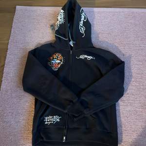 oversized ed hardy hoodie i nyskick , jätte mjuk och inget fel på den. som nu och såå snygg säljer pga den inte kom till användning 