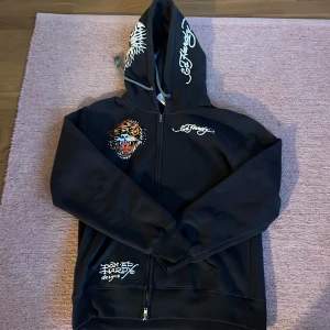 ed hardy hoodie - oversized ed hardy hoodie i nyskick , jätte mjuk och inget fel på den. som nu och såå snygg säljer pga den inte kom till användning 