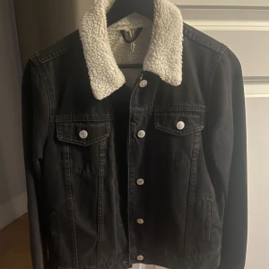 Stradivarius jacka med fluffig insida - Perfekt till hösten, aldrig använd, go och mysig🖤