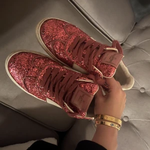 Valentino skor - Säljer mina älskade valentino skor, väldigt bra skick men skosnörena kan ulla av sig lite.. super coola till en nice outfit. Men dem kommer tyvärr inte till användning för mig mera. Skriv om ni har frågor🫶