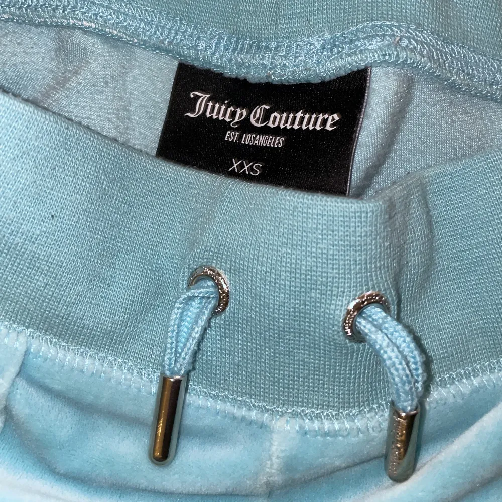 Säljer mina turkosa juicy couture byxor då dem inte kommer till användning. De är i nyskick och endast använda ett fåtal gånger. De tillverkas inte längre i denna färg och är därför högt efterfrågade. De är i stl xxs men passar även för dem med stl xs. . Jeans & Byxor.