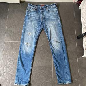 Jeans från jack & Jones, modell comfort/mike. Nypris 1099, väldigt sparsamt använda skick 9/10. Storlek 30 midja 32 längd (30/32) Mitt pris 299+frakt