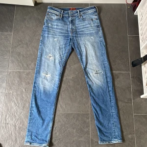 Jeans herr - Jeans från jack & Jones, modell comfort/mike. Nypris 1099, väldigt sparsamt använda skick 9/10. Storlek 30 midja 32 längd (30/32) Mitt pris 299+frakt
