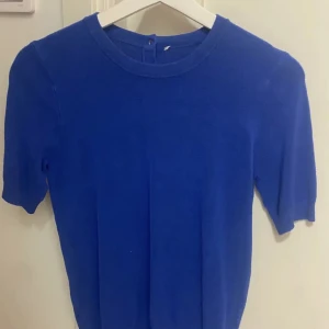 Blå ” stickad ” t shirt  - En perfekt blå färg på en så skön tröja från Zara säljer då den inte kommer till användning💙💙