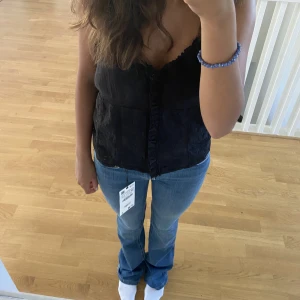 Bootcut jeans - Low rise slim bootcut jeans från zara som är helt slutsålda. De är endast provade och säljer pga att jag köpte två storlekar. Ursprungspriset ca 400kr.