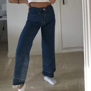 Vida jeans från H&M i storlek 26. Använda ett fåtal gånger och i mycket fint skick. 