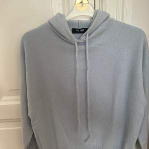 Säljer min superfina hoodie från Lisa yang❤️den är i jättebra skick och inte alls nopprig🤩den enda defekten är ett litet hål som jag sytt igen som knappt syns (se sista bilden) ❤️100% kasmhir ❤️kom med prisförslag