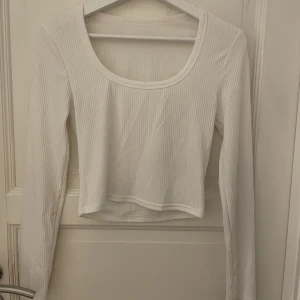 tröja  - vit tröja, pyttelite genomskinlig men inget som man tänker på alldeles för mycket! 