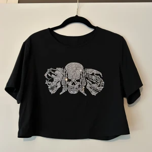 Tröja - Om man vill att den ska sitta tajtare så är det en storlek XL annars om den ska sitta med ovärdige så ska man nog vara en M