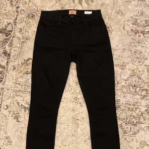 Svarta jeans från only, stuprörsmodell använda 1 gång. Storlek 27/30