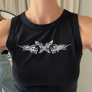 Linne  - Ett linne med go vibe. Svart med silverdetalj använt en gång. Storlek s 