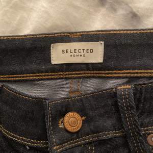 Mörkblåa jeans, inga defekter. Pris kan diskuteras