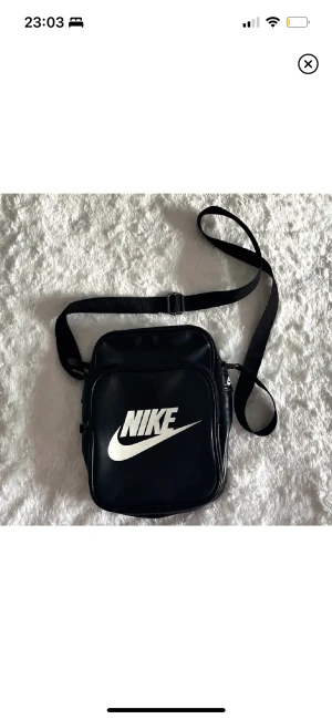 Nike axelremsväska  - Fin Nike axelremsväska lite defekter men inget som syns!