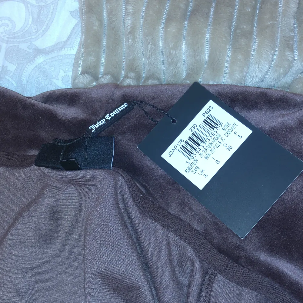 Säljer min sprillans nya juciy couture kofta i färgen brun då den inte kom till användning💕Ordinarie pris 1200:-🩷 . Tröjor & Koftor.