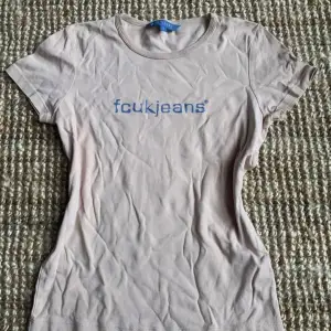 Jätte fin t-shirt från FCUK JEANS London. Köptes second hand men i bra skick.