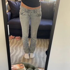 gråa pepe jeans  - superfina gråa jeans från pepe i bra skick. nypris 999kr. kan även tänka mig att byta mot samma jeans i 25/32 eller 26/32. skriv för fler bilder och mått. tryck inte köp nu utan att skriva först!!