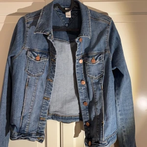 Jeansjacka från Gina Tricot - Superfin jeansjacka från Gina Tricot i storlek 36. Passar storlek 34-36.