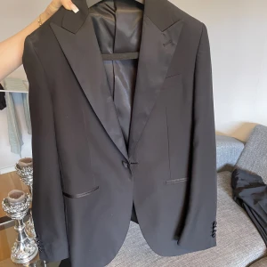 Smoking storlek 46 - Dan John smoking till salu, ändast använt en gång och är köpt i Italien. Glömde min smoking hemma i Sverige och behövde därav köp en ny, så ändast använd en gång. Både byxor och kavaj säljs och är i storlek 46 vilket motsvarar S. 