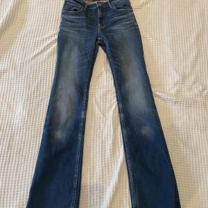 Superfina jeans från Crocker. Medelhög midja och bootcut. Köpte på secondhand men inga defekter. Waist 27 och 34 i längd. 