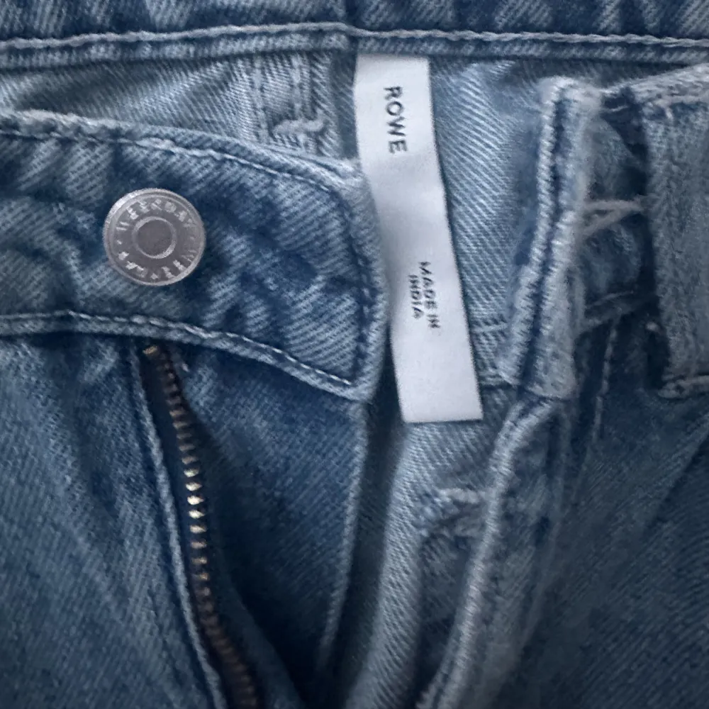 Jeans från Weekday, använda endast fåtal gånger. Nypris 590kr säljer för 250 + frakt💗 går att diskutera pris vid snabb affär. . Jeans & Byxor.