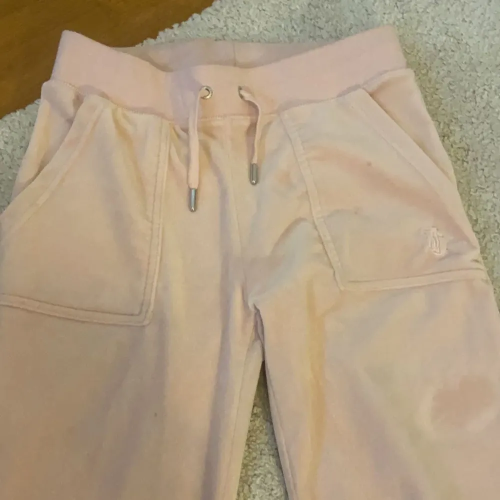 Jag säljer mina fina rosa juciy byxor då jag sällan använder dom. De passar storlek xs/S och är i nyskick. Färgen är lite mer rosa i verkligheten. Pris kan diskuteras.. Jeans & Byxor.