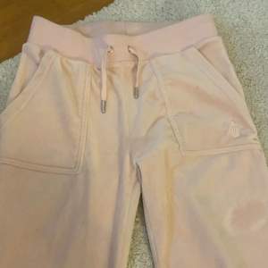 Jag säljer mina fina rosa juciy byxor då jag sällan använder dom. De passar storlek xs/S och är i nyskick. Färgen är lite mer rosa i verkligheten. Pris kan diskuteras.
