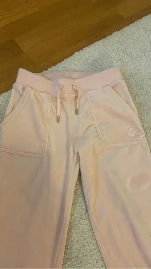 Juciy couture - Jag säljer mina fina rosa juciy byxor då jag sällan använder dom. De passar storlek xs/S och är i nyskick. Färgen är lite mer rosa i verkligheten. Pris kan diskuteras.