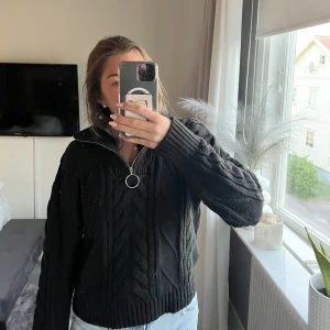 Stickad half-zip - Säljer min fina half-zip tröja från NA-KD. Sparsamt använd! Mycket bra skick. Perfekt till höst och vinter. Storlek XXS men sitter mer som S. Köpt för 400 kr men säljer för 120 kr 💞