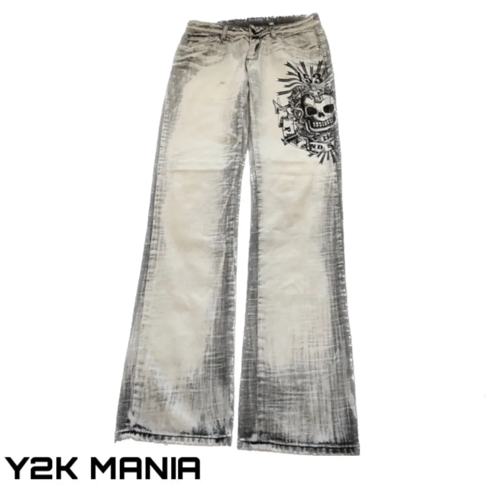 Grå Y2K jeans med tryck, midjemått 37cm, innerbenslängd 109cm, benöppning 23cm. Jeans & Byxor.