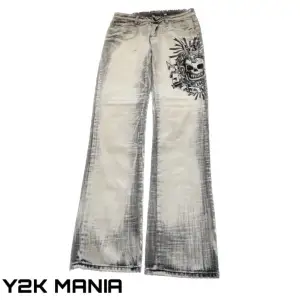 Grå Y2K jeans med tryck, midjemått 37cm, innerbenslängd 109cm, benöppning 23cm