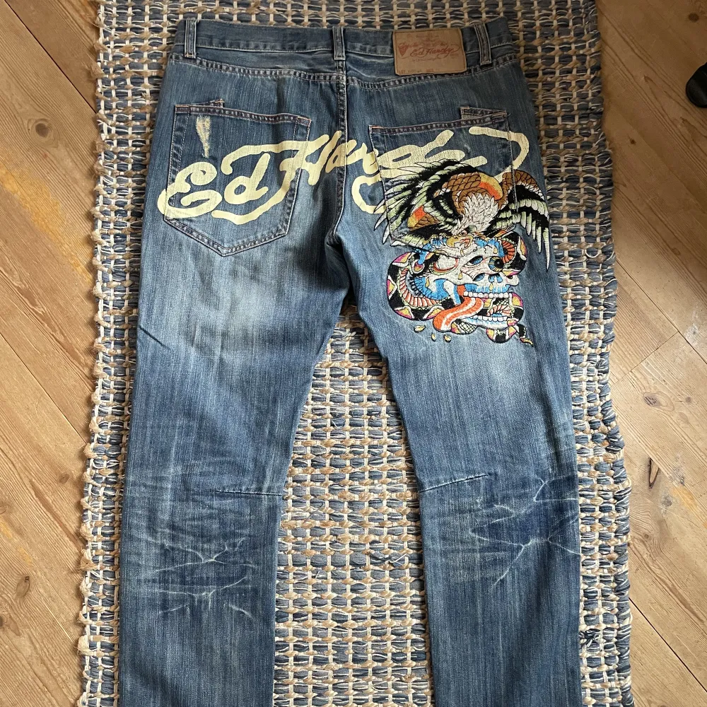 Jag säljer mina äkta Vintage Ed Hardy jeans då jag tyvärr inte fått användning för dom och nu vill rensa min garderob, de är bara att skriva för frågor eller fler bilder🩷🩷. Jeans & Byxor.